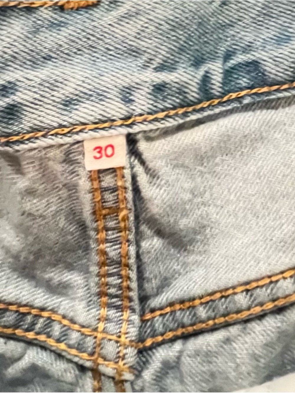 Levi's- Baggy Relaxed Fit Light Wash Jorts. Size: 30 - Picture 7 of 9